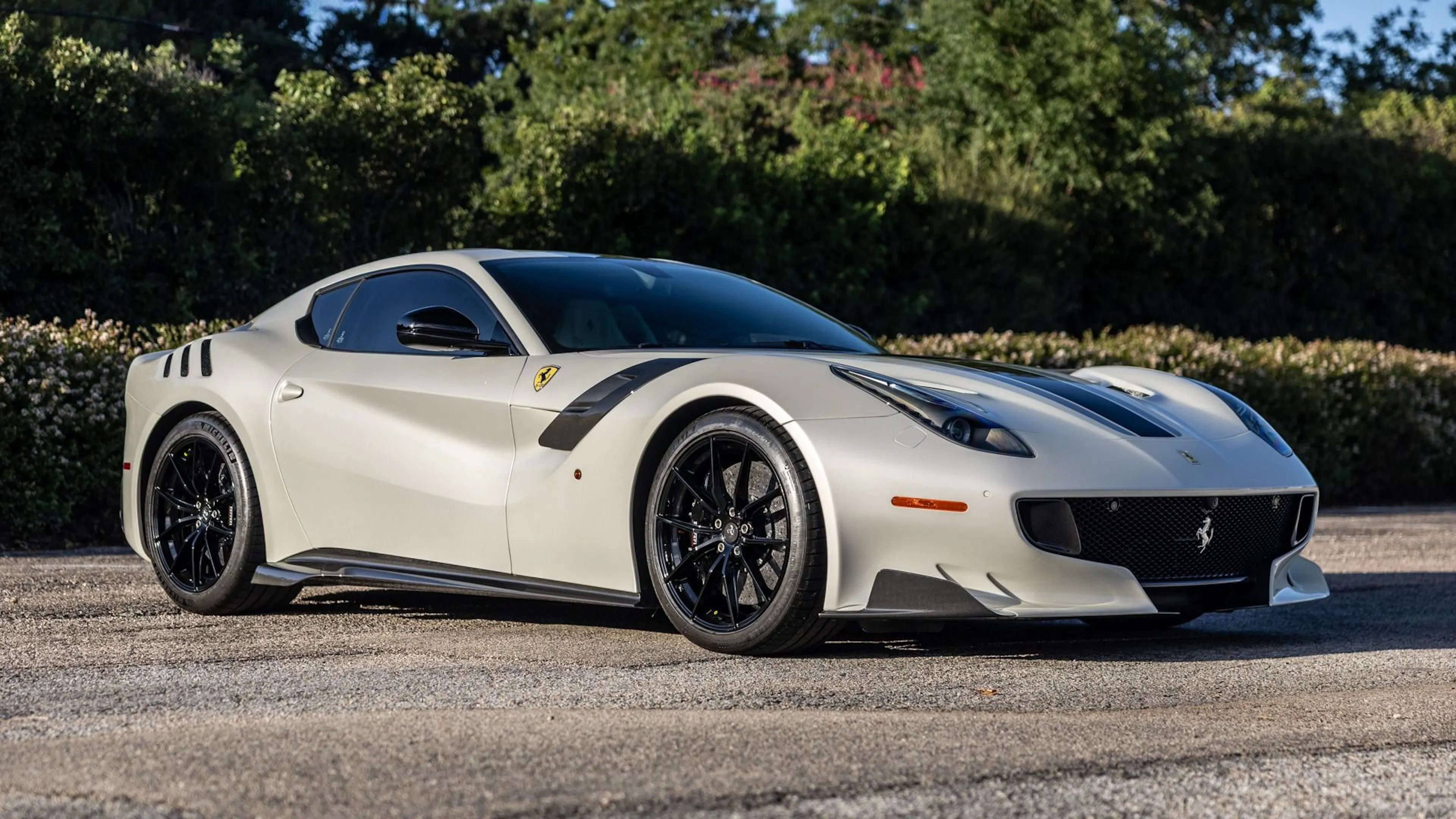 Ferrari F12tdf ホワイト　フルセット Ferrari F12tdf ホワイト フルセット 2016 Ferrari F12tdf Base Value
